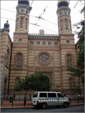 Во дворе синагоги находится кладбище. Ев
