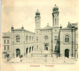 Синагога занимает площадь 60*27 метров и