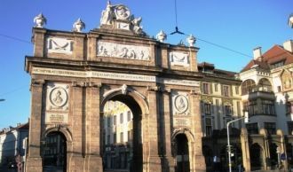 Поэтому Триумфальная Арка отражает оба э