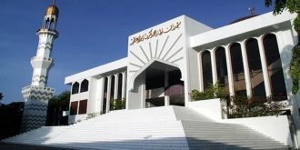 Ее стены выполнены из коралловых плит по