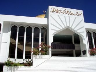 Также интерьер украшен деревянной резьбо