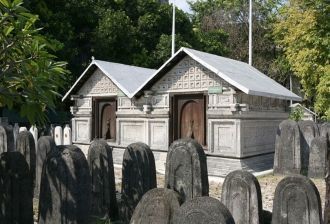 А недалеко от здания расположено кладбищ