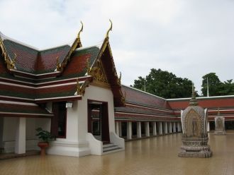 Уединенный двор, окружающий главную часо