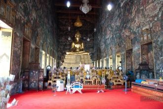 В пьедестале, на котором восседает божес