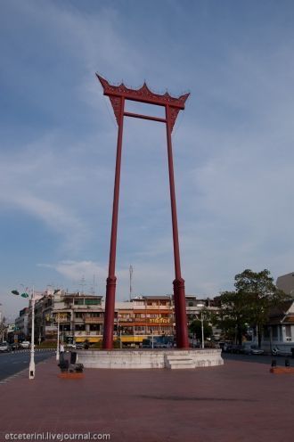 Гигантские качели храма, достигают в выс