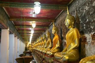 Окружает часовню галерея из 156 медитиру