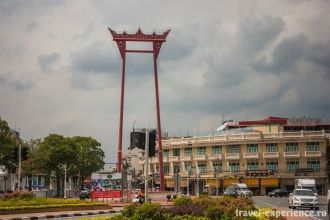 Храм Ват Сутхат знаменит своими гигантск