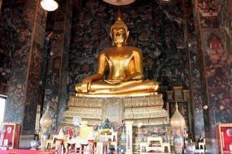 В центре главной часовни сидит 8-метровы