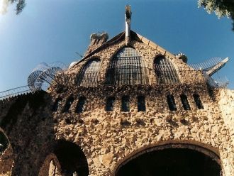 В замке есть несколько встроенных камино