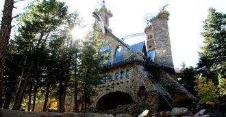 Замок из грубого камня, возвышающийся на