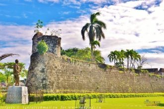 Форт имеет форму треугольника, две сторо