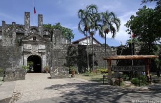 Длина ограды была равна 380 метрам. Стен