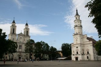 В основание башни представителями каунас