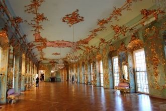 В главном крыле дворца располагаются апа