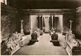 Этот монарх тратил огромные суммы на сам