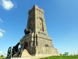 Крупнейший памятник парка-музея - монуме
