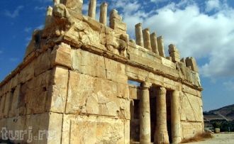 Своим вторым именем — Каср аль Абд (Двор