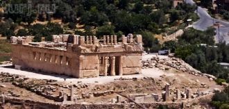 В живописной и зеленой долине Вади Сир н