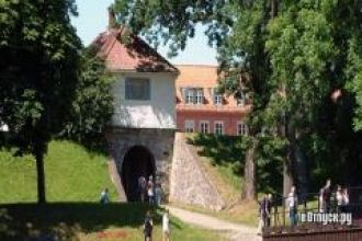 Войти в Старый город, который расположен