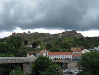 Крепость видна от станции. Вход свободны