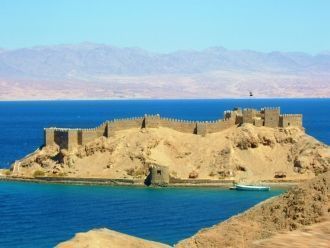 По причине того, что замок уже не являл 