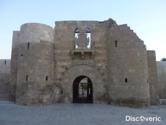 Фортификационное сооружение имеет форму 