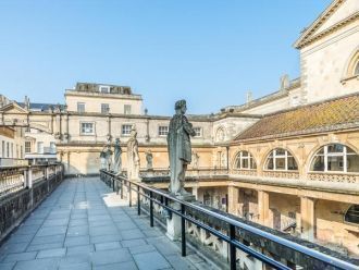 Терраса, украшенная статуями римских губ