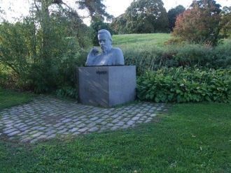 Скульптура  выдающемуся русскому физику 