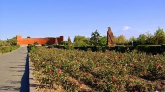 Вдоль и по центру всей аллеи простираетс