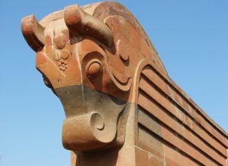 По обеим сторонам колокольни расположены