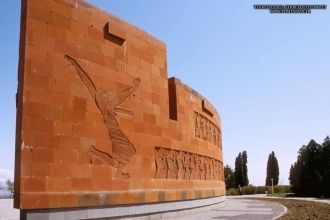 Мемориальную стену украшают многочисленн