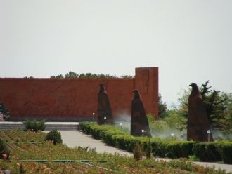 Пройдя через колокольню, находится Аллея