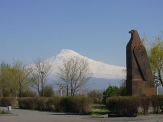 По правой стороне аллеи в едином ряду ра