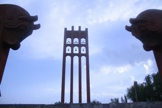 В центре можно увидеть колокольню