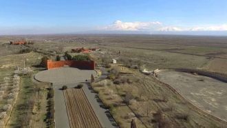 Памятник построен из оранжевого туфа и с