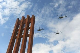 Усыпальница стоит над братской могилой, 