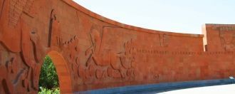 Аллея приведет вас к Стене победы, с изо