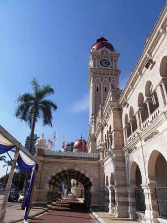 Здание выполнено в викторианском и маври