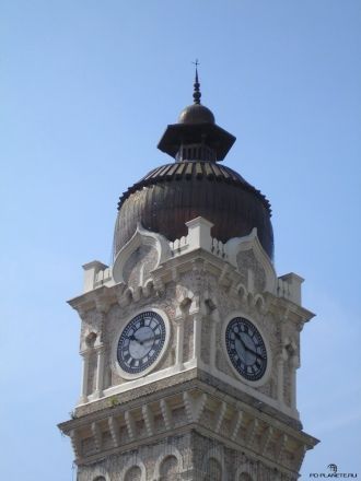 Высота центральной башни с часами — 43 м