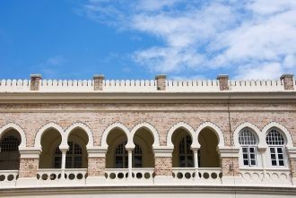 Его имя видно на каменном основании здан