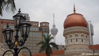 В центре здания — две башни с винтовыми 