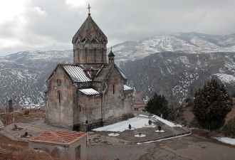 Она находится на небольшой возвышенности