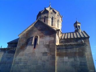 Серый туф придаёт больше строгости строе