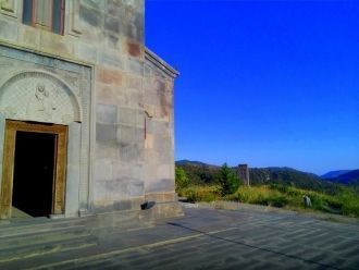 Церковь построена на возвышенности и хор