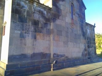 Стены украшены не многочисленной резьбой