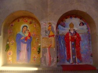 Внутренняя роспись храма не многочисленн