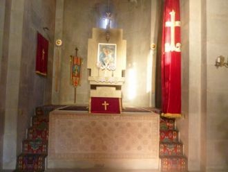 Внутреннее убранство традиционно скромно