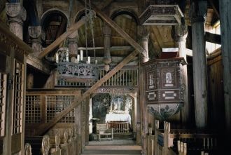 Деревянные капители под потолком церкви 