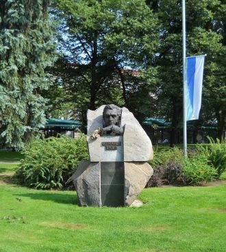 Верманский сад. Памятник чемпиону мира п