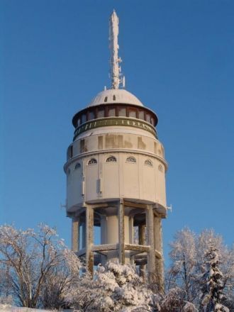 Прогулочные площадки около башни открыты